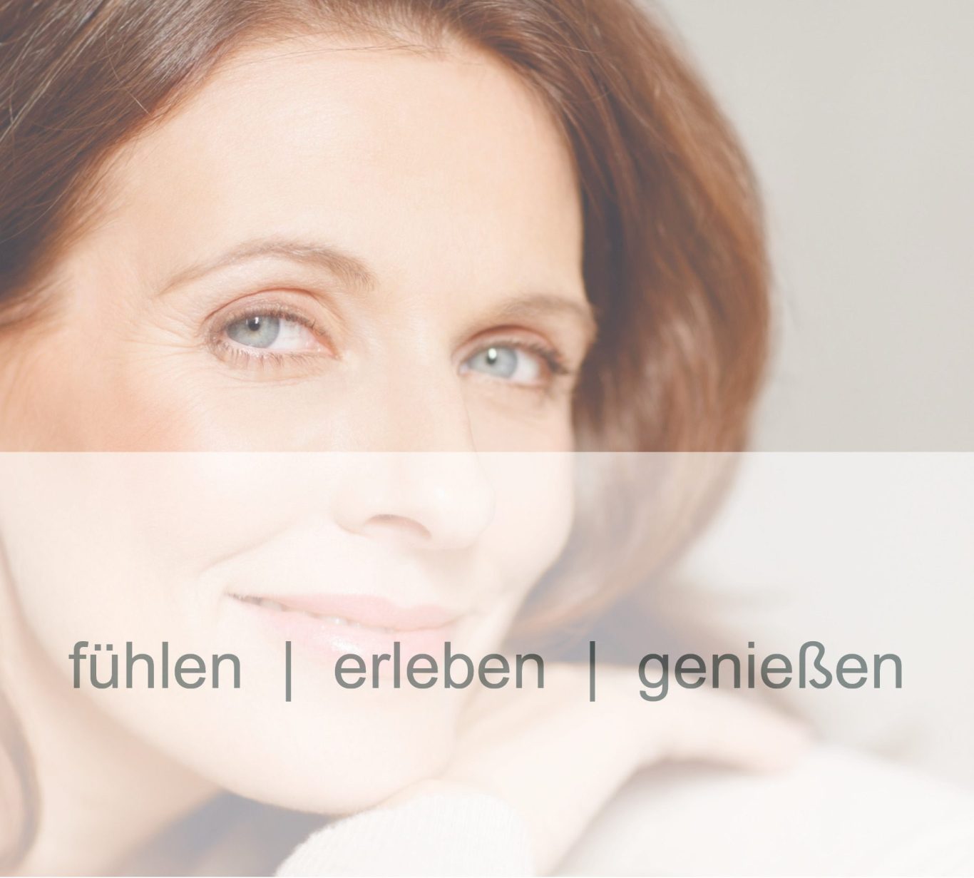 Herzlich Willkommen in meinem Institut Frau mit lächelndem Gesicht und dem Text „fühlen | erleben | genießen“.